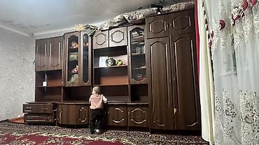 продажа двухъярусных кроватей: Секционная стенка для гостиной из темного дерева (ЛДСП), классический — 1