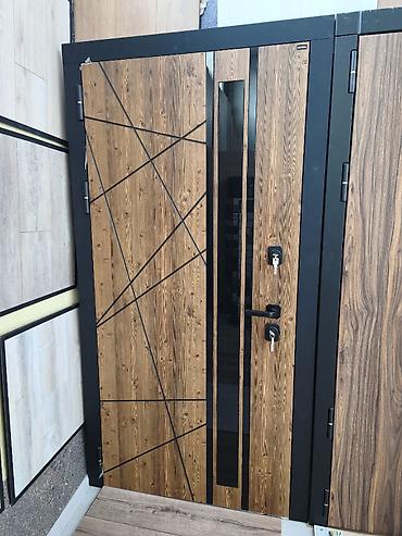 Giriş qapısı – müasir dizayn, taxta teksturalı panel və qara metal at lalafo.az Giriş qapısı – müasir dizayn, taxta teksturalı panel və qara metal