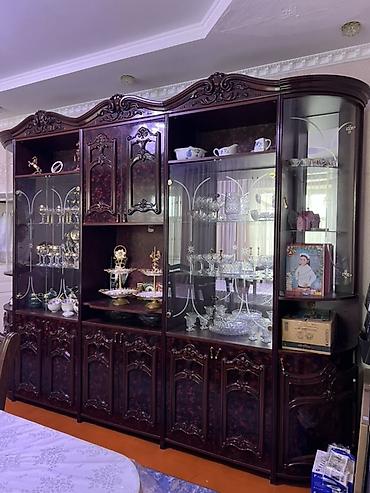 Шкафтар: Классическая стенка-витрина для гостиной из массива/МДФ с богатой — 6