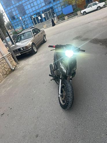 moped 200: Skuter/moped – şəhər içi sürüş üçün praktik və qənaətcil - Rəng: qara — 1