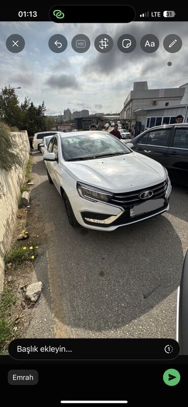 çeşqa maşını: Lada Vesta, ağ rəng, sedan kuzov. - Müasir ön optika və LED gündüz