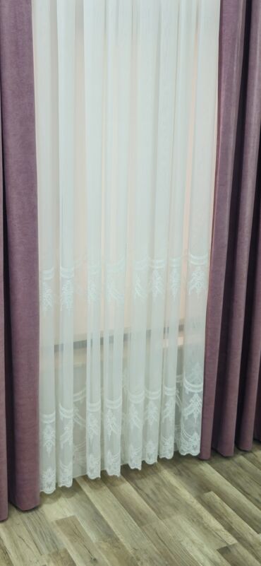 Pərdə və tüllər: Bu dəst tünd bənövşəyi rəngli iki qalın pərdədən və ortada yerləşən ağ — 3