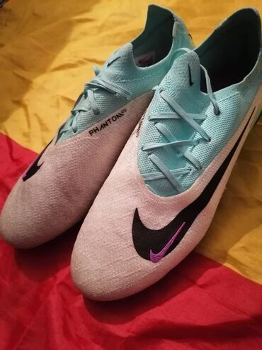 Бутсы: Футбольные бутсы Nike Phantom GX, предназначенные для игры на траве
