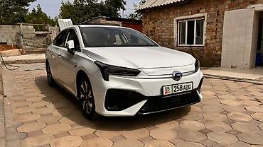 Электромобиль GAC Aion S, белый седан. Основные характеристики и