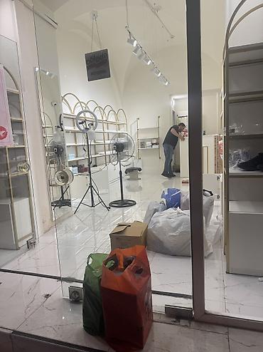 wfaner mebel: Kosmetika magazasi ucun istifade edilib,10 eded vitrindi reception — 1