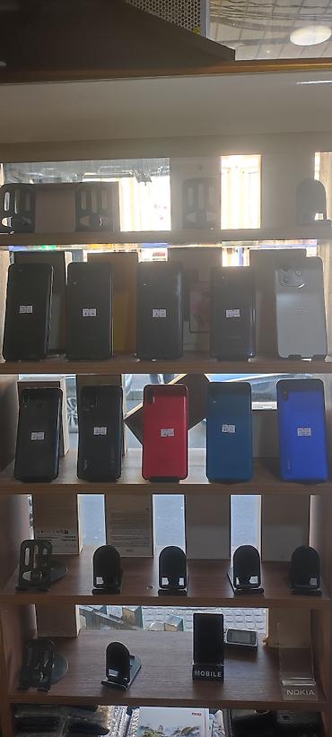 poco: Məhsul: Mobil telefonlar və aksesuarlar vitrini Təsvir: - Vitrində — 4