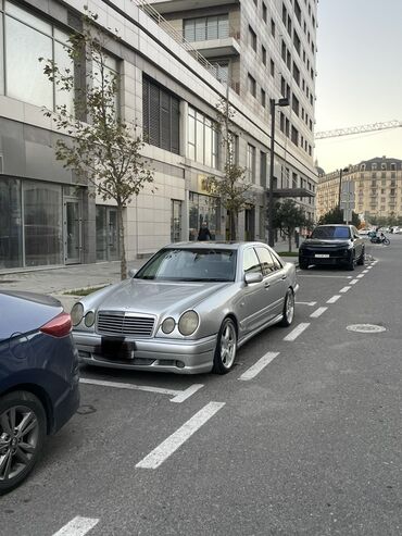 мерседес гигант 711: Mercedes-Benz E-Class W210 sedan, gümüş rəng. - Kuzov: klassik