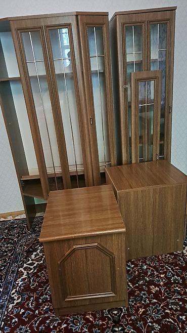 qoz: Klassik üslubda vitrindən ibarət qonaq otağı mebel dəsti. Tərkibi: - — 1