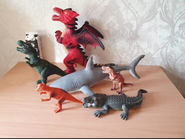 драки: Продаю игрушки, состояние отличное, размеры разные, акула и красный