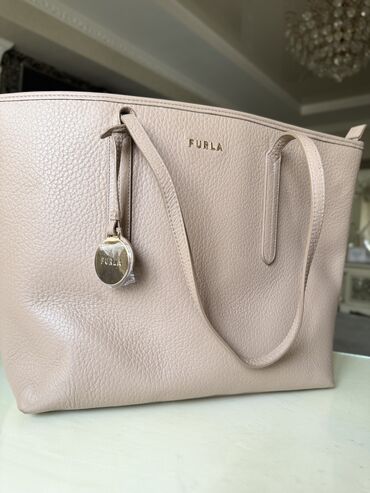 сумка для родома: Продаю сумку шопер на замочке Furla original. Очень удобная и