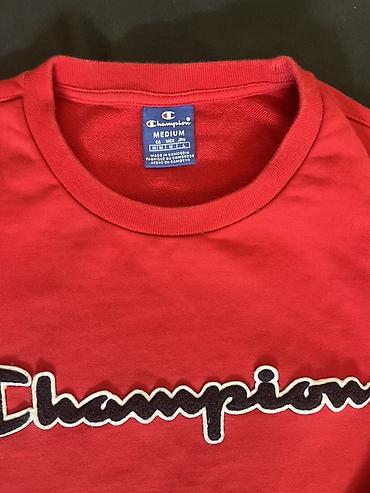 ar max: Champion dukserica – crvena, klasični kroj, okrugli izrez. - Model — 3