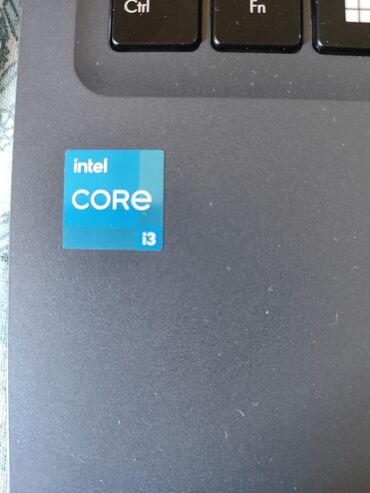 ASUS Vivobook noutbuku qara rəngdə, "Intel Core i3" prosessoru ilə
