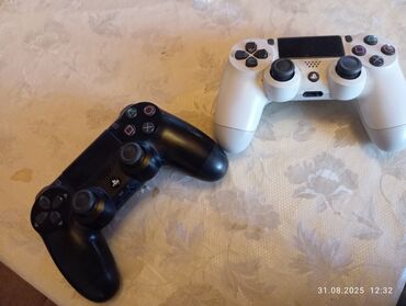 PS2 & PS1 (Sony PlayStation 2 & 1): Bu dəstə iki ədəd PlayStation 4 simsiz pultu daxildir: biri klassik