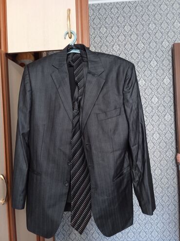 парная одежда: Классический костюм-тройка вместе с галстуком, размер 46-48. Цвет