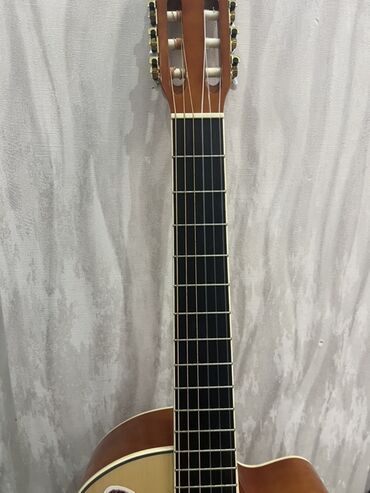 Akustik gitaralar: Klassik/akustik gitara – cutaway (yuxarı deşikli) korpuslu model — 8