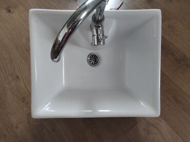 WC šolje i lavaboi: Lavabo sa cesmom izgreban unutra (uslikano — 1