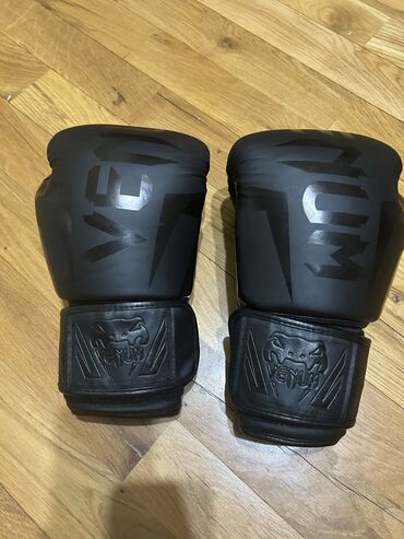 Əlcəklər: Venom boks əlcəyi
İdeal vəziyyətdə az işlənib