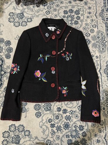женская и мужская парфюмерия: ZARA Basic Жакет с вышивкой и пайетками, размер M, черный Состояние