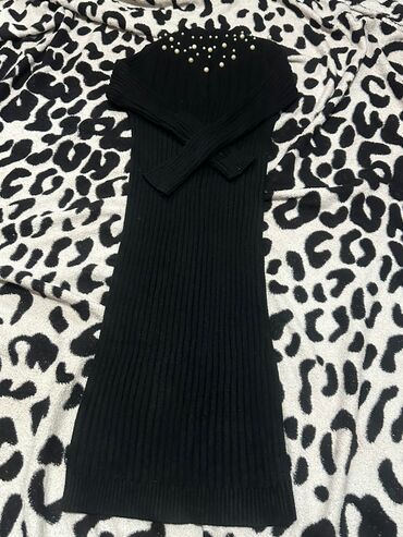 Dəstlər, kostyumlar: İkinci el paltarlar Məhsul: 2 ədəd üst geyimi dəsti 1) Qolsuz qadın — 12