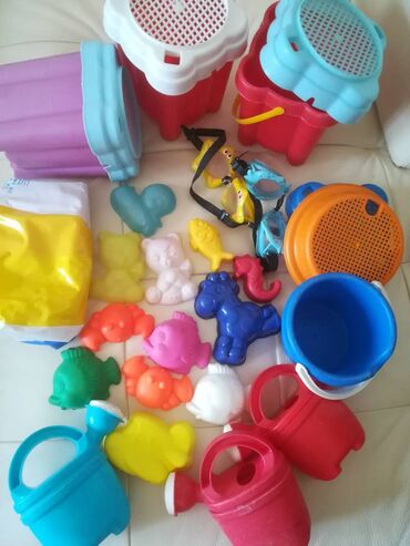 autici za decu igracke: Igračke plastične, 20 kom sve za 1000 din. 12 figurica, 3 kantice, 4