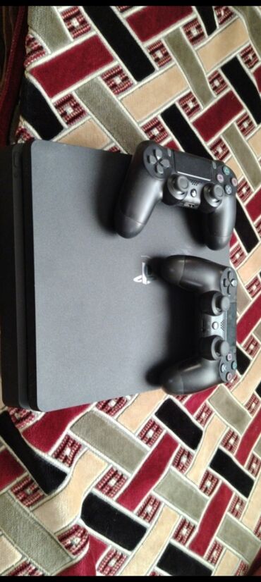 playstation 4 pes 2013: Salam PS4 slim 1tb yaddaş 2pullt du normal az isdifadə olunub