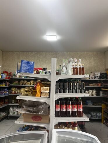 стол с регулируемой высотой бишкек: Стеллаж для магазина с белыми полками, спроектированный для