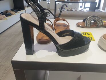 ženske kratke čizme: Sandals, Opposite, 40