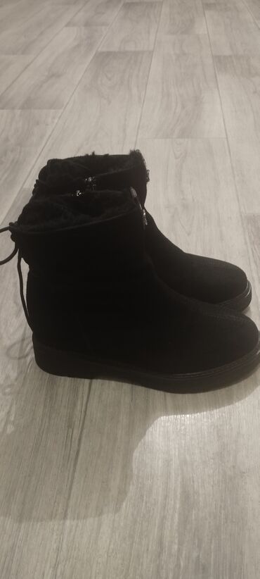 черные замшевые ботильоны: Женские зимние ботинки-ботинки, черные. - Материал верха: замша/нубук