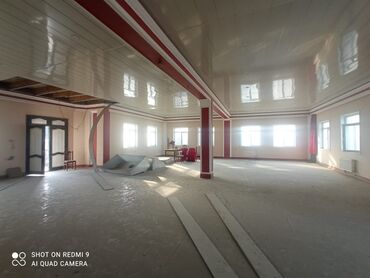 Binalar: Geniş və işıqlı tədbir zalı/kommersiya məkanı. Açıq planlı, sütunlu — 4