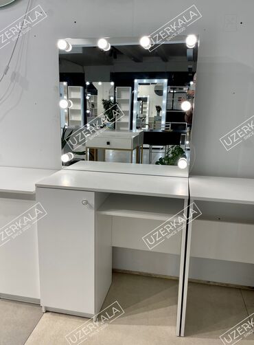 Зеркала: Визажный стол
Макияжный стол
Зеркало с подсветкой
Зеркало с лампочками