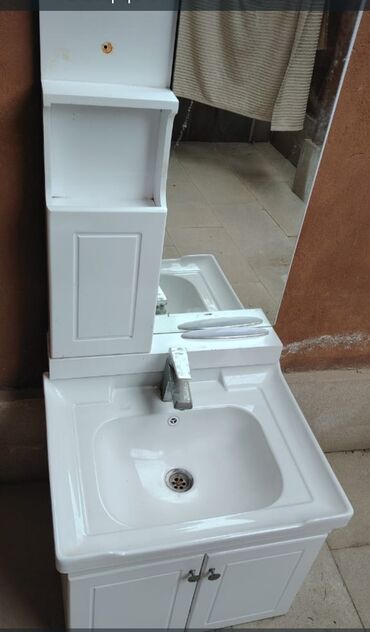 Özü yapışan divar kağızları: Moydadır az istifadə olunub. Binəqədidə yerləşir. 0559063030 vatcapa