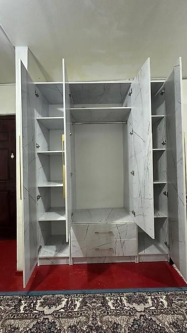 гардеробный: Трёхсекционный платяной шкаф с зеркалами и мраморным декором - — 2