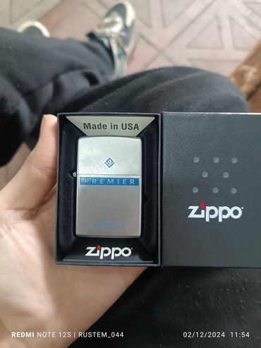 Qəlyan, vayp və aksesuarları: Zippo Premier benzin alışqanı, ABŞ istehsalı. Gümüşü rəngdə, üstündə