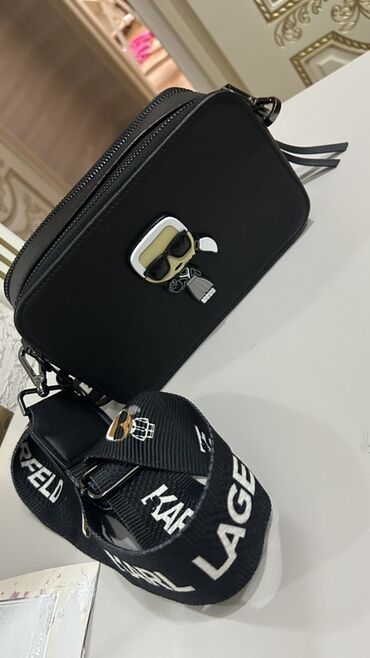 Çiyin çantası, Karl Lagerfeld, Yeni