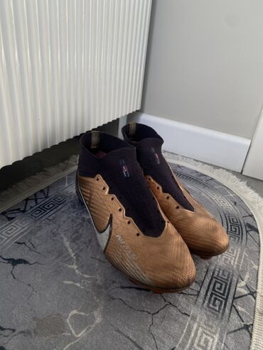 зальник для футбола: Футбольные бутсы Nike Mercurial Superfly (серия с носком-манжетой)