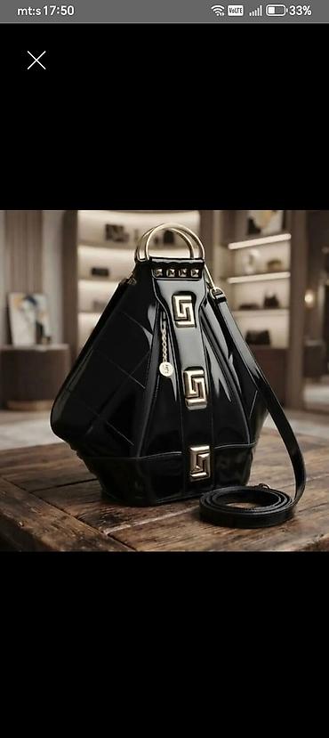 Elegantna ženska torba/ruksak od visokosjajnog crnog materijala sa