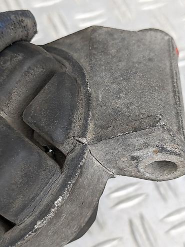 coupe: Подушка коробки передач Audi 1992 г., Б/у, Оригинал — 8
