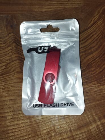 Səsgücləndiricilər, qulaqlıqlar və mikrofonlar: Flash kart 8 GB, USB 2.0, Yeni