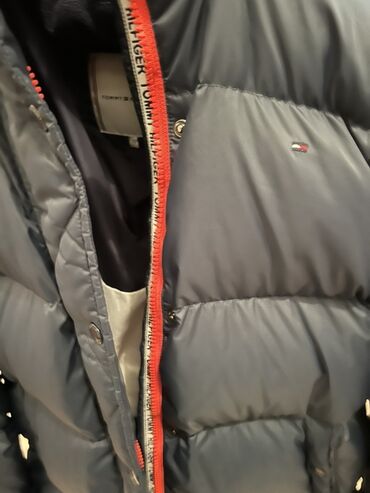 плащи с капюшоном женские: Tommy Hilfiger uzun şişme qız üçün qış kurtkası - Rəng: tünd göy