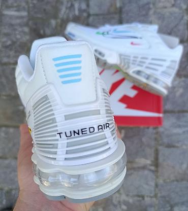 patike za more: Nike Air Max Plus / Tuned Air patike u beloj boji sa upečatljivim — 5