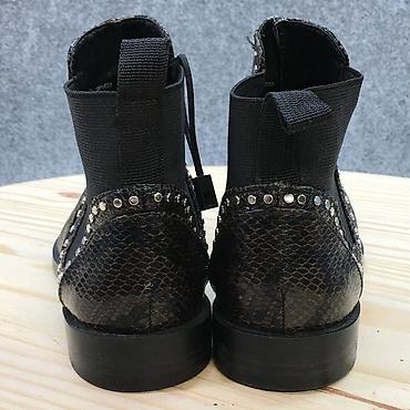 zenske cipele 35 broj: Zara Ženske Chelsea gležnjače sa zmijskim printom i nitnama - Model — 4