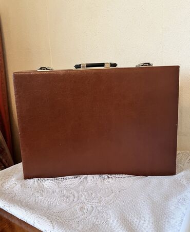 Перчатки: Diplomat çanta, ölçüsü 45x31 sm. Qiymət 50 manat. Əlaqə üçün whatsapp