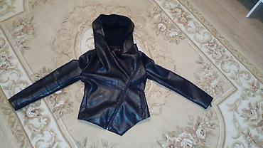 leather jacket: Куртка из эко‑кожи с капюшоном, черная, стиль байкер/кэжуал — 1