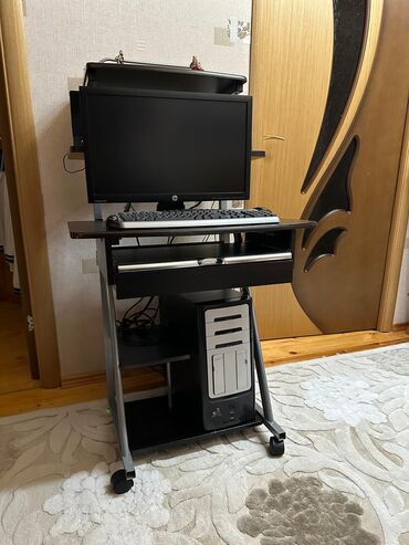 Masaüstü kompüterlər və iş stansiyaları: Kompüter dəsti və kompüter masası Tərkib: - HP ProDisplay P221 LCD — 4
