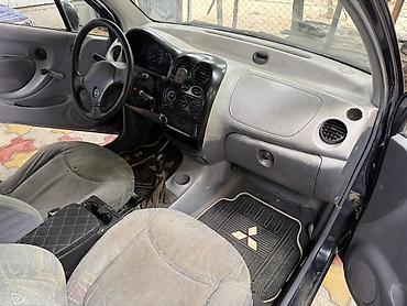 аз авто: Yığcam ölçülü Rəngi tünd göy/qara tonundadır. Qalovkasının — 5