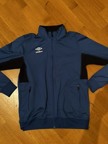 tek pencek: Umbro idman üst geyimi (jaket) - Rəng: tünd mavi, yan panellərdə qara