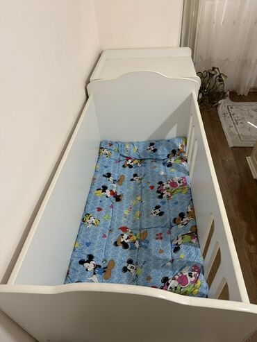 детскую кровать и письменный стол: Белая детская кроватка с комодом и пеленальным столиком, разработанная