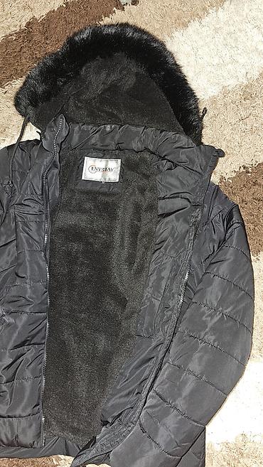 kaput krzno: Zimska ženska jakna, crna, prošivena, sa kapuljačom i krznom. - — 6