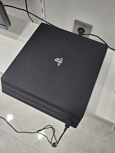 ps4 aksesuar: 4 pro ideal vəziyətdədir . Proşifkalı madeldir. yaddaşı 1 TB əlavə — 2