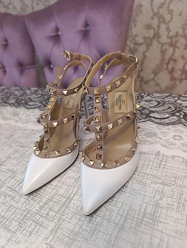 закрытые туфли: Valentino Garavani Rockstud ayaqqabıları - Model: Rockstud T-strap — 2